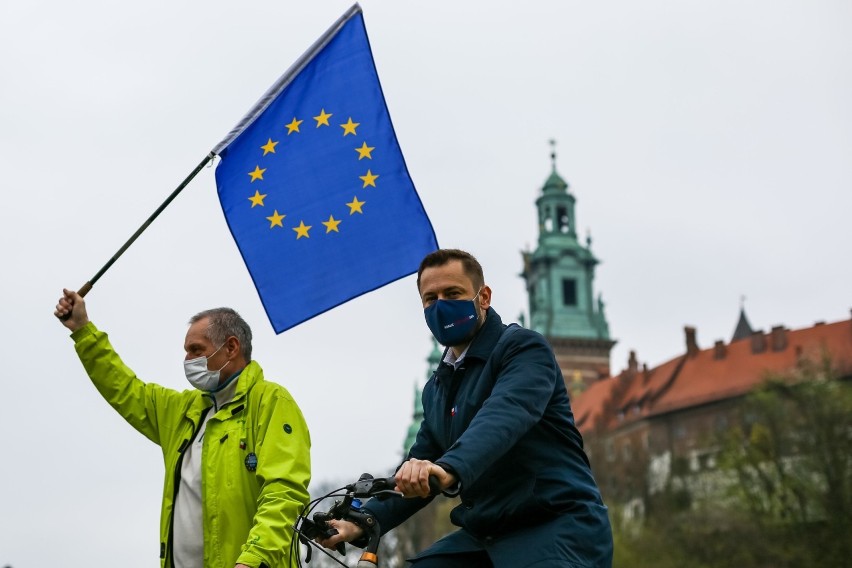 Kraków. Członkowie małopolskiego KOD-u spacerowali i przypominali o 17. rocznicy wstąpienia do Unii Europejskiej [ZDJĘCIA]