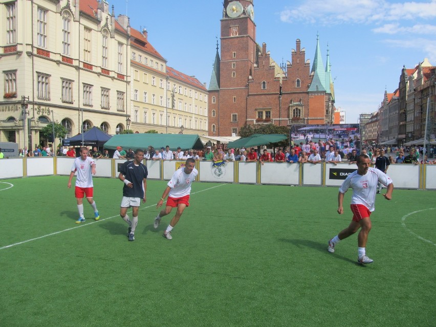 Wrocław: Mistrzostwa piłki nożnej osób bezdomnych zakończyły się w Rynku (ZDJĘCIA)