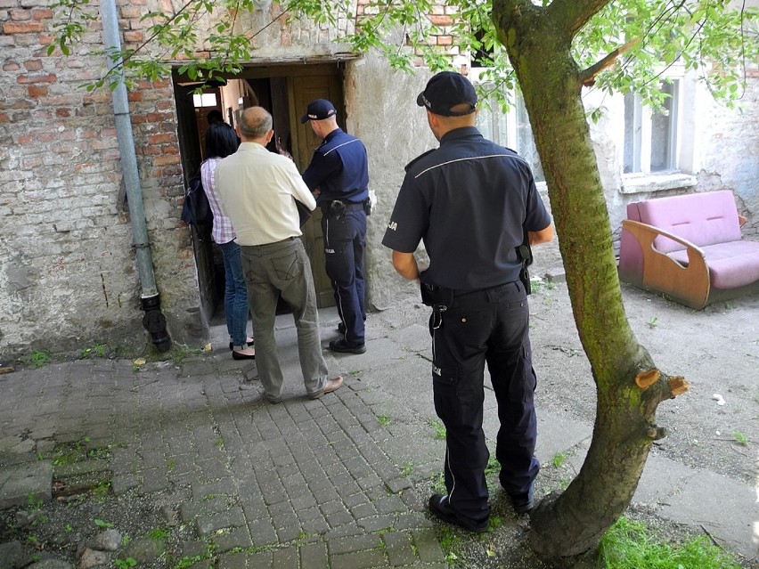 Stargardzkie TBS eksmitowało dziś kobietę z mieszkania przy ul. Wojska Polskiego 100. Zdjęcia, wideo