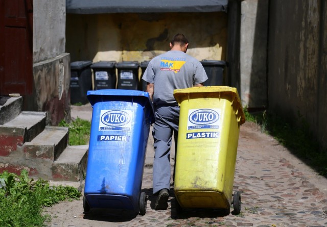 Opłata za wywóz śmieci naliczana jest według liczby osób zamieszkujących daną posesję