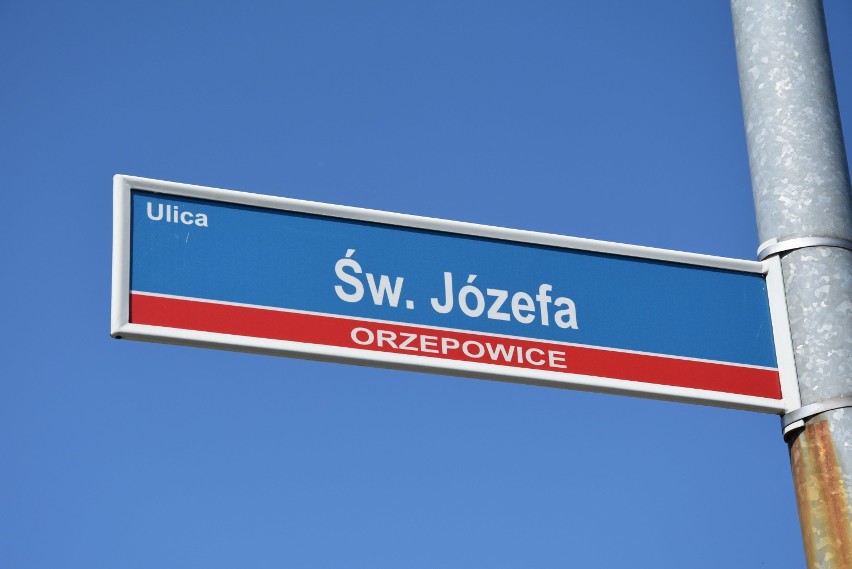 Płot na środku ulicy Św. Józefa w Rybniku Orzepowicach. Właściciel wybudował przeszkodę bo wygrał sprawę w sądzie