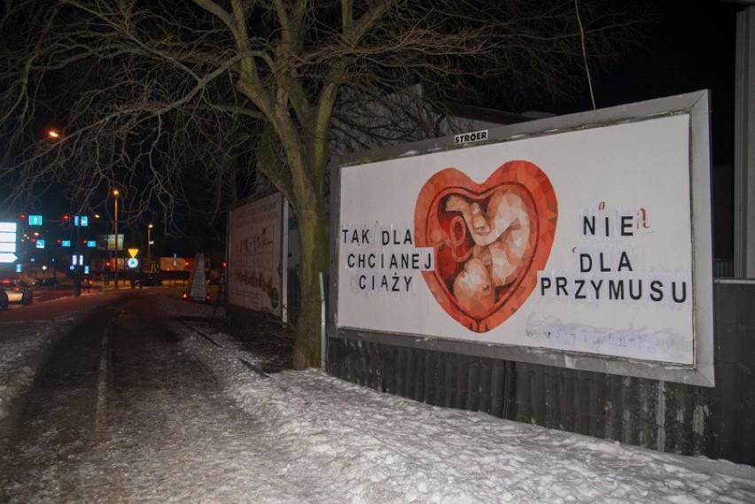 Do dorobienia napisów na plakatach śląskiej fundacji nikt...