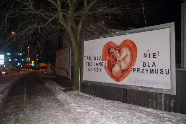 Do dorobienia napisów na plakatach śląskiej fundacji nikt wprost się nie przyznaje, ale w mediach społecznościowych pokazują je osoby związane z powstałą niedawno inicjatywą Bydgoska Akcja Feministyczna. 
- Z bydgoskich ulic już od dawna słychać kobiecy krzyk. Będziemy starać się, aby wybrzmiał jeszcze bardziej - czytamy na profilu tej grupy. - Dziś przesyłamy znalezione na mieście manifestacje niezgody na uprzedmiotowienie kobiet.