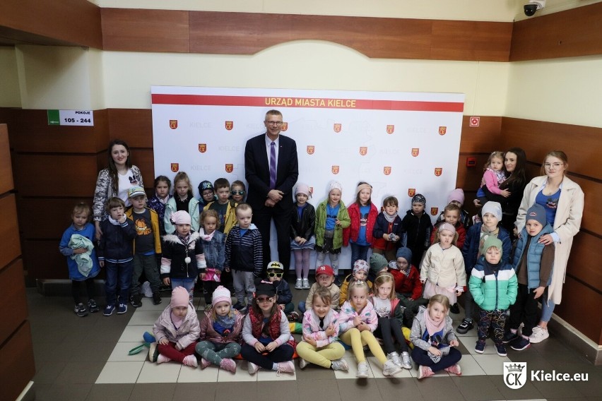 Kieleckie przedszkolaki testowały prezydencki fotel. Zwiedziły też urząd miasta. Zobacz zdjęcia 