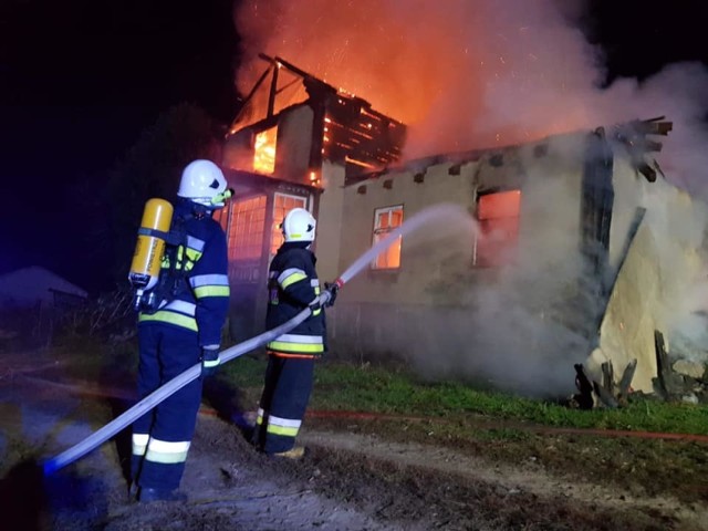 O godz. 4:27 strażacy zostali zaalarmowani o pożarze pustostanu w miejscowość Kokocko. 

- Po dotarciu na miejsce zastaliśmy już bardzo mocno rozwinięty pożar - relacjonują druhowie z OSP Unisław. - Wciąż dojeżdżają siły i środki.

Akcja trwała niemal siedem godzin. Działalo aż 10 zastępów strażackich, około 50 strażaków.

- Kiedy pierwsze zastępy dojechały była noc, dlatego pewnie ktoś późno zauważył ogień i gdy dotarli strazacy już cały budynek płonął - mówi kpt. Tomasz Guzek, oficer prasowy KP PSP w Chełmnie. - Spaliła sie cała konstrukcja dachu, pomieszczenia, składowane tam rzeczy. Na szczęście, nikt nie został poszkodowany, ponieważ budynek był opuszczony. Oczywiscie, spenetrowaliśmy wszystkie pomeiszczenia, aby upewnić się, że nie było tam przypadkowych osób.  Włąściciel,  mieszkaniec powiatu chełmińskiego, został powiadomiony. 

Przyczyna pożaru nie jest jeszcze ustalona.
- Może to być zarówno zwarcie instalacji elektrycznej, jak również podpalenie - informuje Tomasz Guzek. - Kilka lat temu już się tam spaliłą stodoła. 

Straty oszacowano na 200 tys. złotych.


Piraci drogowi w regionie. Niemal doprowadzili do tragedii!  [wideo - program Stop Agresji Drogowej 4]

