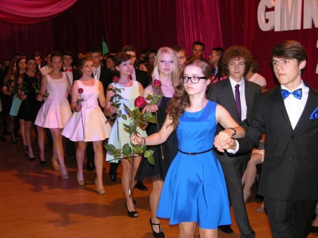 Pierwszy Bal Gimnazjalny 2014 w Skierniewicach odbył się w Gimnazjum nr 3. Bawiło się ponad 140 gimnazjalistów. Był tradycyjny polonez, później posiłek, a tańce trwały do północy.