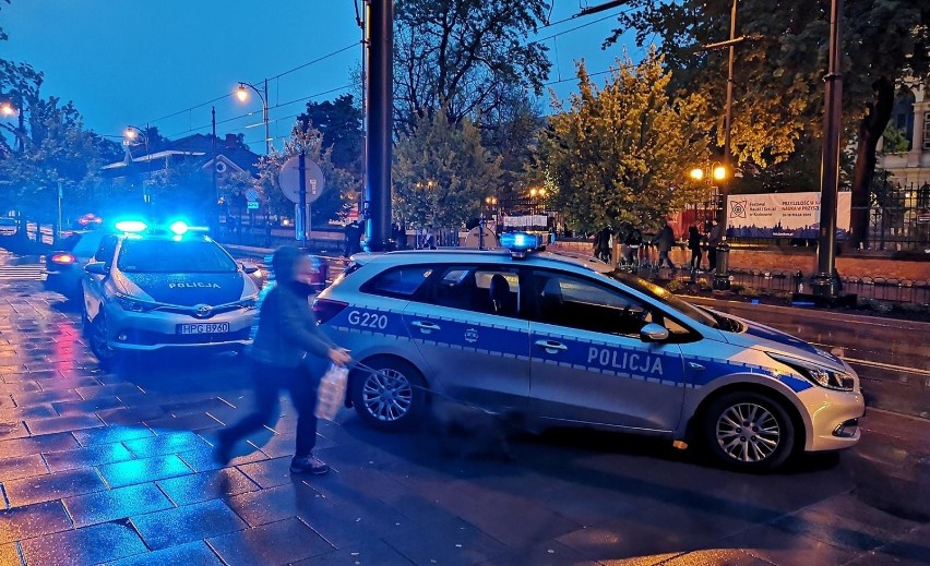 Kraków. Policja i tłum ludzi przed Uniwersytetem Ekonomicznym [ZDJĘCIA