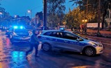 Kraków. Policja i tłum ludzi przed Uniwersytetem Ekonomicznym [ZDJĘCIA