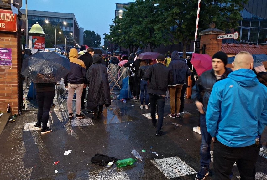 Kraków. Policja i tłum ludzi przed Uniwersytetem Ekonomicznym [ZDJĘCIA