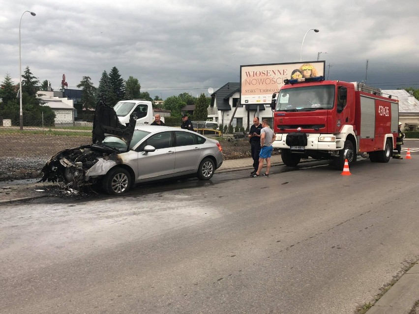 W Jarosławiu na ulicy Szczytniańskiej zapalił się samochód