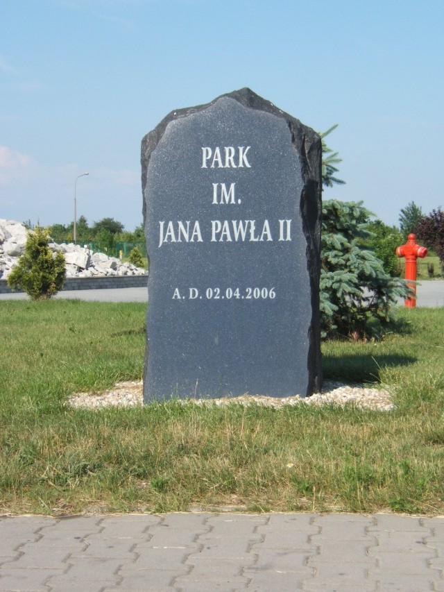 Kamień węgielny pod budowę parku, poświęcony podczas mszy w pierwszą rocznicę śmierci Jana Pawła II.