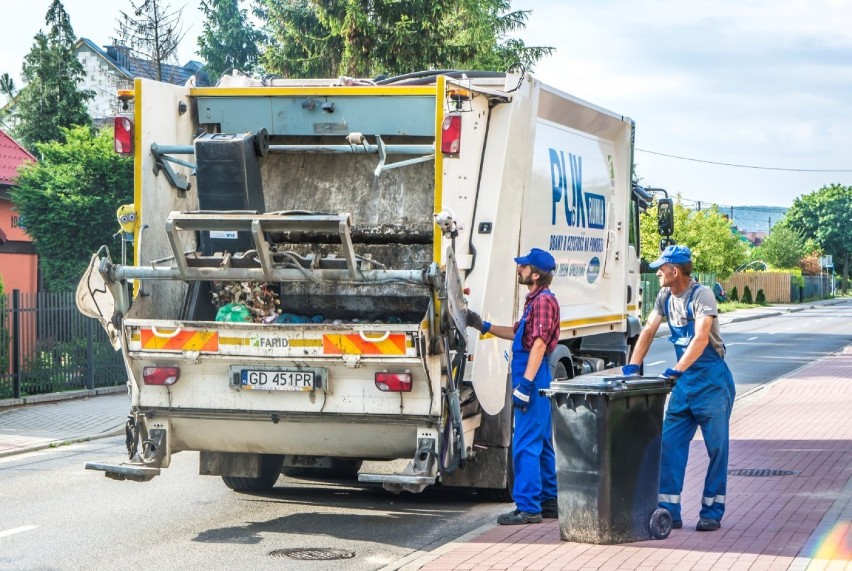 Stawka za odbiór odpadów komunalnych  w Rumi wynosi 32 zł od...
