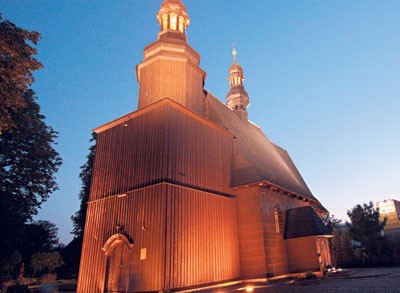 Kościółek został podświetlony światłami o różnej barwie