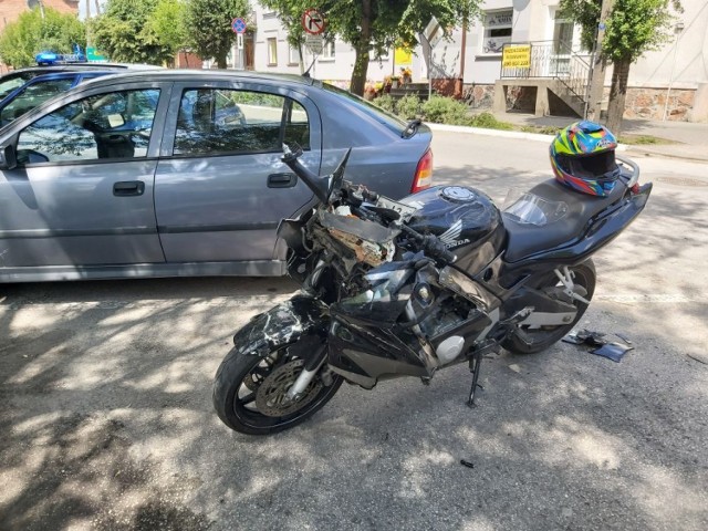 Zdarzenie drogowe w Osięcinach w powiecie radziejowskim. Kierujący motocyklem marki Honda uderzył w forda focusa. Doszło do wypadku