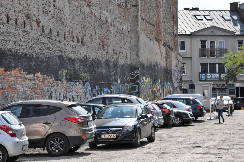 Parkowanie przy ulicy Bodzentyńskiej przy ścianie kamienicy...