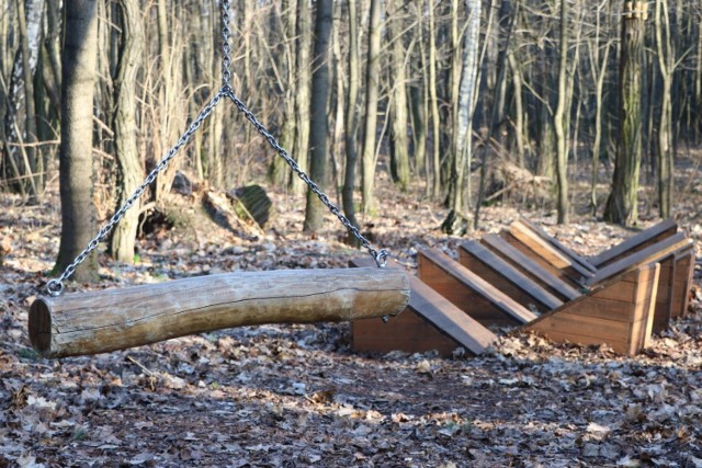 Mieliście przyjemność odwiedzić już Park Braniborski w Zielonej Górze? Jeszcze tego nie zrobiliście? Żałujcie! Znajduje się tam konkretny tor przeszkód. Nigdzie w mieście nie zmęczycie się tak, jak właśnie tam! 

Jeśli macie w planach zrobienie sobie ekstremalnego toru przeszkód, uderzajcie do Parku Braniborskiego. To jedyne miejsce w mieście, gdzie możecie się bardzo konkretnie zmęczyć o każdej porze dnia i nocy! 

Profesjonalny tor wyciskający z nas siódme poty wykonano z naturalnych materiałów. Poręcze, opony, sztangi, obręcze, zębatki, równoważnie, drążki, ścianka, wąwóz, kołowrót... To wszystko i jeszcze więcej czeka na was właśnie w Parku Braniborskim. Zobaczcie na zdjęciach, jak wygląda cały tor przeszkód i sami zdecydujcie czy jesteście w stanie podjąć wyzwanie. 

Lekko nie ma, ale warto! 




