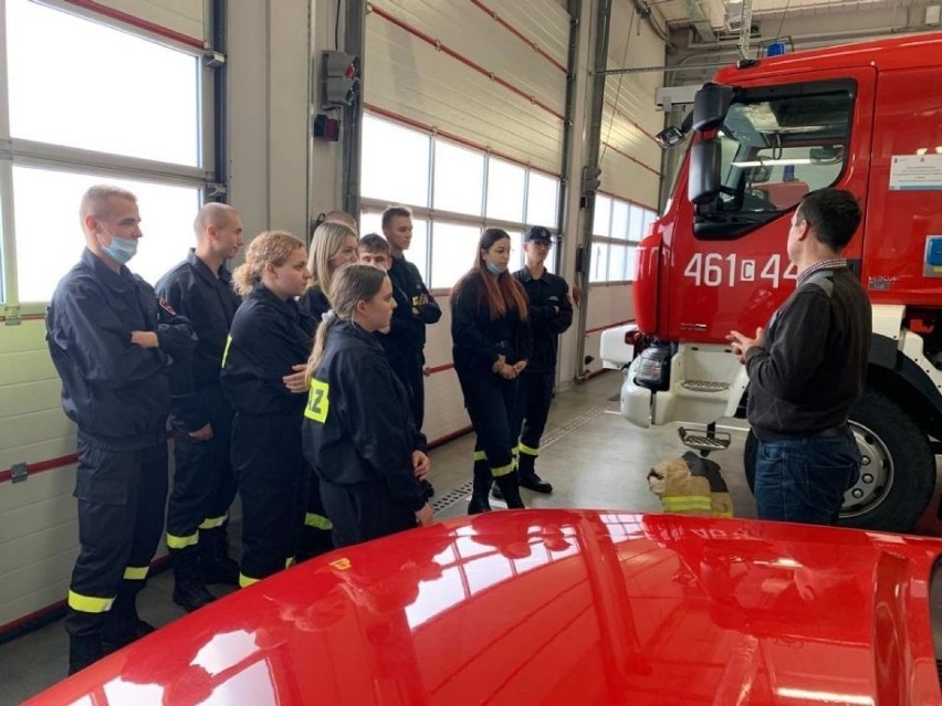 Uczniowie klas pożarniczych inowrocławskiego "Chemika" poznawali sprzęt ratowniczy w jednostkach strażackich [zdjęcia] 