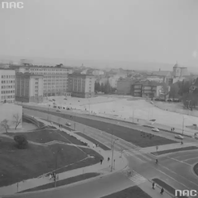Panorama Rzeszowa.  Z lewej widać gmach Prezydium Wojewódzkiej Rady Narodowej.
Data: 1974-05-12

Zdjęcie dzięki uprzejmości NAC

