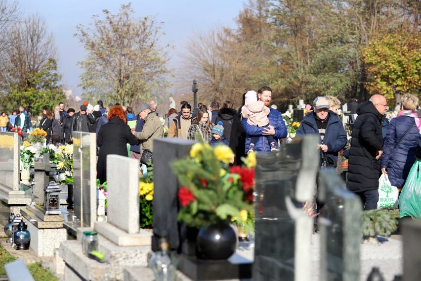 Rodziny i przyjaciele odwiedzali groby swoich bliskich w...