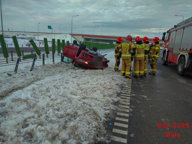 Częstochowa. Trzy osoby trafiły do szpitali po dachowaniu na A1