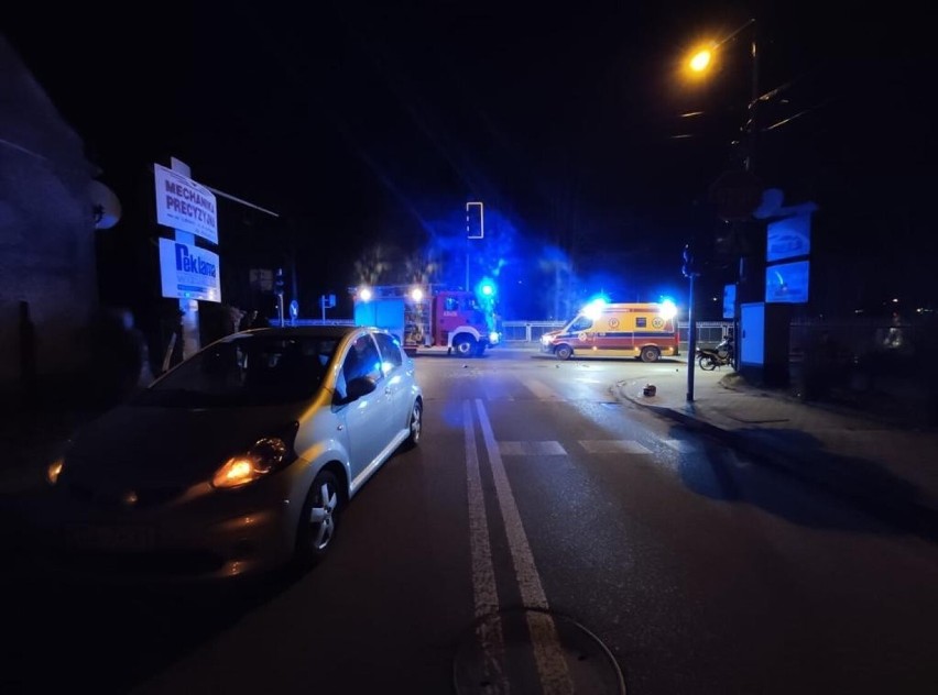 Wypadek na skrzyżowaniu w centrum Dąbrowy Tarnowskiej. 16-letni kierowca skutera ranny po zderzeniu z osobową toyotą. Był nieprzytomny