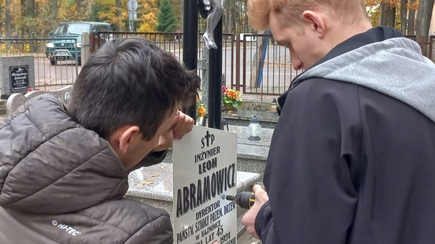 Młodzież naprawiła i odnowiła tabliczkę na grobie Leona...