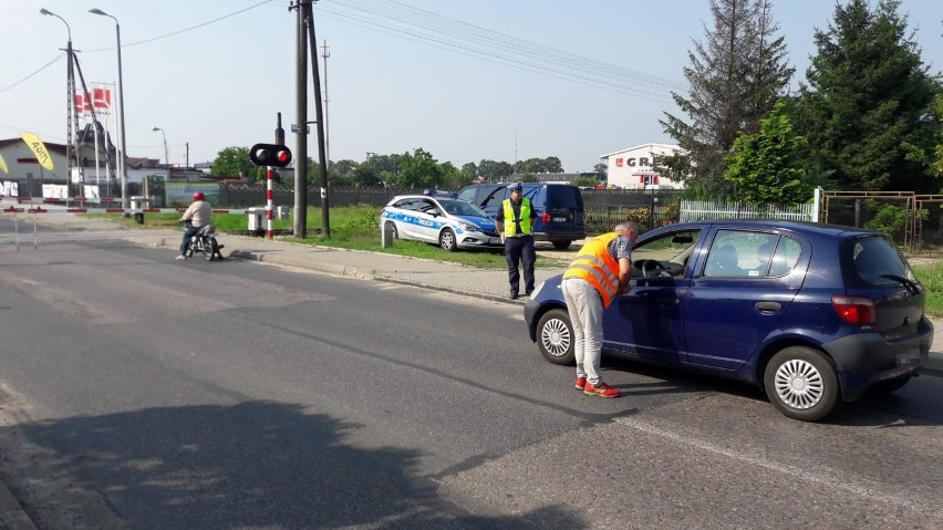 Policjanci z Lipna i PKP Linie Kolejowe SA w akcji: Bezpieczny przejazd - Szlaban na ryzyko [zdjęcia]
