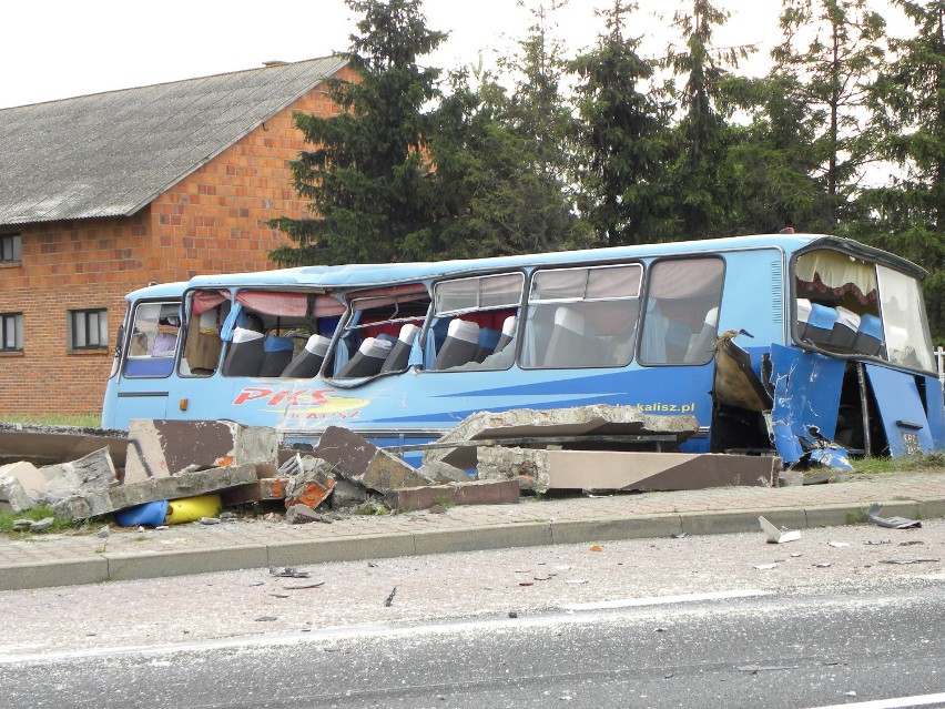 Pod Kaliszem autobus zderzył się z ciężarówką. 17 osób...