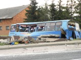 Pod Kaliszem autobus zderzył się z ciężarówką. 17 osób rannych