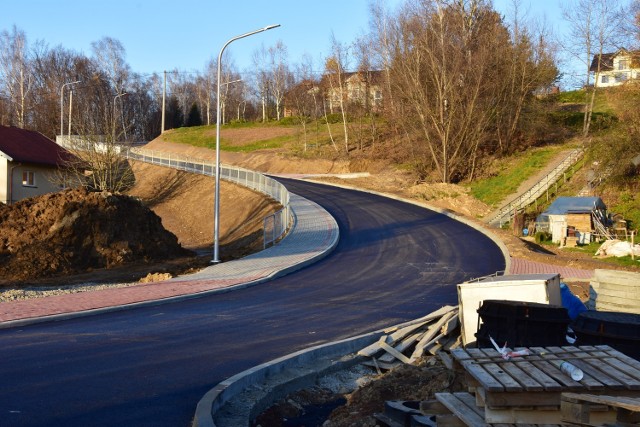 Na budowanym odcinku łącznika ulic Stróżowskiej i Korczaka w Gorlicach drogowcy położyli warstwę asfaltu