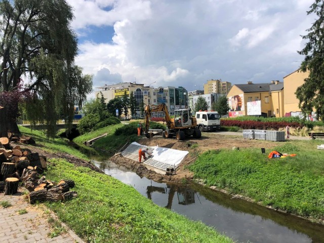 Pracownicy RPZiUK naprawiają skarpę Silnicy w rejonie Alei IX Wieków Kielc zniszczoną podczas wichury.