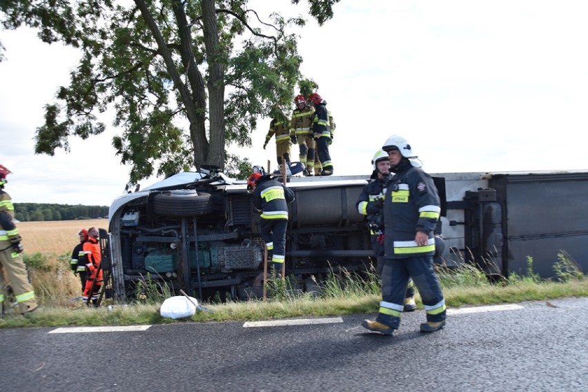 Kierowca ciężarowego samochodu wypadł z drogi i uderzył w...