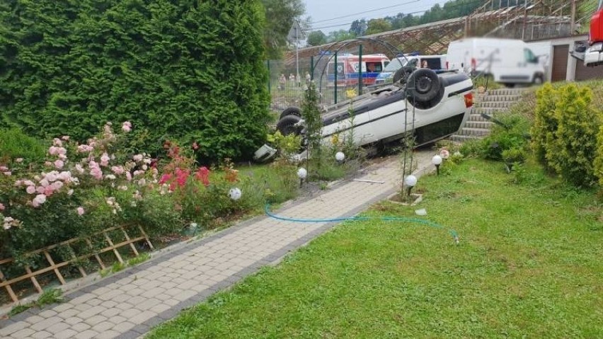 Piątkowa. Samochód wypadł z drogi i wylądował w ogrodzie. Kierowca uciekł?