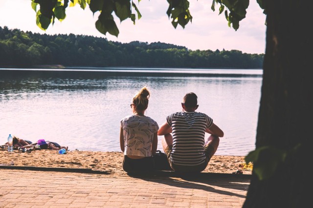 Które plaże w Kujawsko-Pomorskiem są czyste i zadbane? Na jakich kąpieliskach jest najwięcej atrakcji? Zapytaliśmy naszych Czytelników, które kąpieliska w regionie polecają. Na podstawie ich głosów powstał ranking 10 najlepszych plaż w Kujawsko-Pomorskiem. Jesteście ciekawi, dokąd warto się wybrać w upalny dzień? Sprawdźcie na kolejnych zdjęciach.

Aby obejrzeć galerię, wystarczy przesunąć zdjęcie gestem lub nacisnąć strzałkę w prawo.