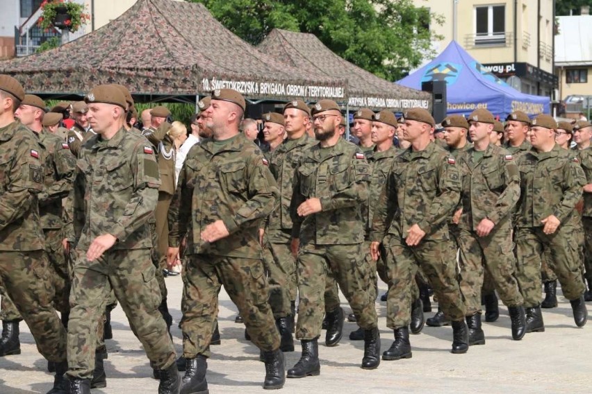 Wielkie święto 10. Świętokrzyskiej Brygady Wojsk Obrony Terytorialnej w Starachowicach. Defilowało 800 żołnierzy