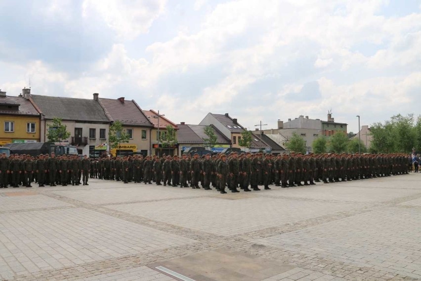 Wielkie święto 10. Świętokrzyskiej Brygady Wojsk Obrony Terytorialnej w Starachowicach. Defilowało 800 żołnierzy