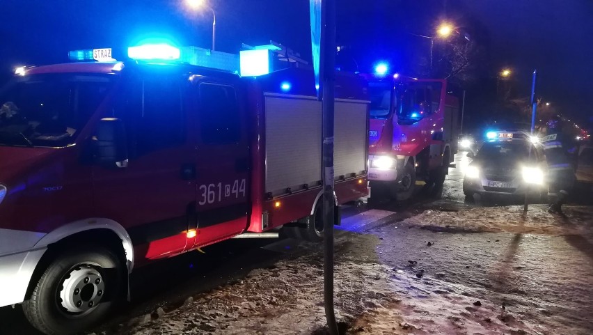 Wypadek dwóch nissanów na skrzyżowaniu Kaliska - Broniewskiego we Włocławku [zdjęcia]