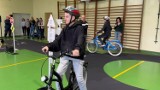 Mobilne rowerowe miasteczko w Szkole Podstawowej nr 8 w Żarach. Dzieci będą się przygotowywać do zadania egzaminu na kartę rowerową 
