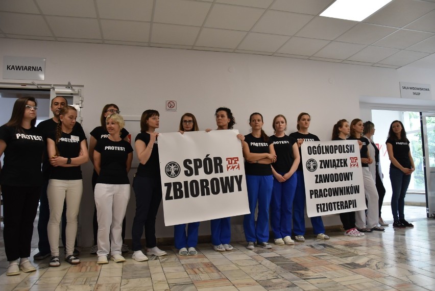 Protest fizjoterapeutów z Górnośląskiego Centrum Rehabilitacji w Reptach