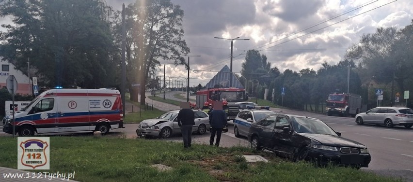 Tychy: Zderzenie osobówek w pobliżu Piramidy [ZDJĘCIA]