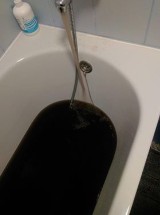 Czarna woda płynie z kranów. - Nie ma jak się umyć, ugotować obiadu – apelują mieszkańcy Czerwieńska