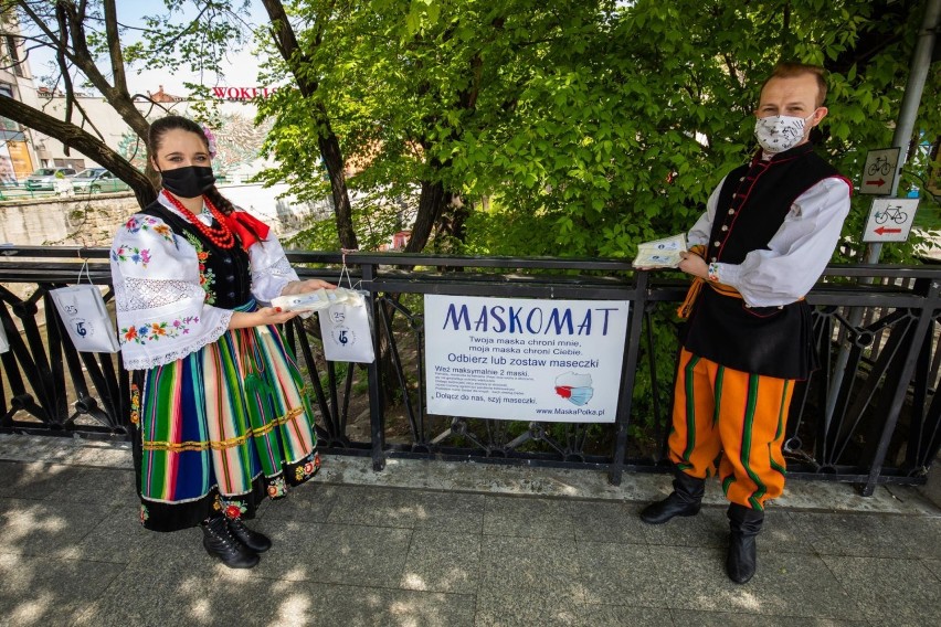 Tancerze z Zespołu Pieśni i Tańca Bielsko rozdawali maseczki zrobione przez artystów z Bielskiego Centrum Kultury