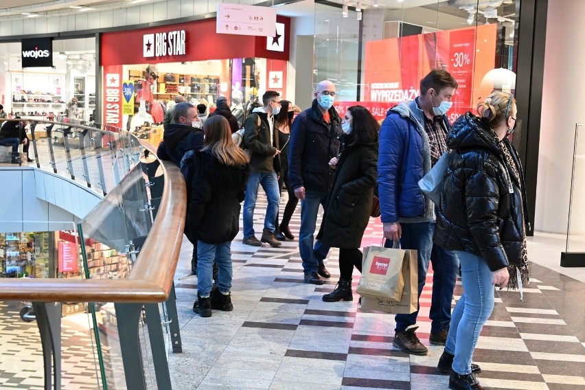 W sobotnie południe nie brakowało klientów w galerii Korona...