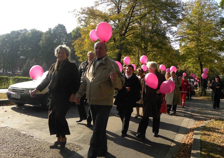 Przemaszerowali przez miasto z różowymi wstążkami. Chcieli pokazać, jak ważne jest zdrowie