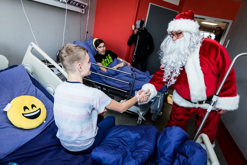 Święty Mikołaj i Polfinek odwiedzili chore dzieci w bydgoskim szpitalu [zdjęcia] 