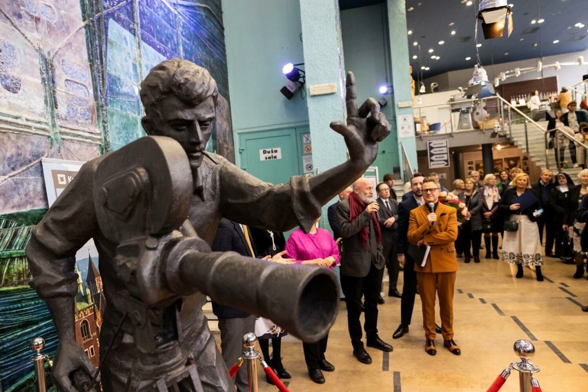 Rzeźba filmowca stoi w foyer kina Kijów od listopada 2022...