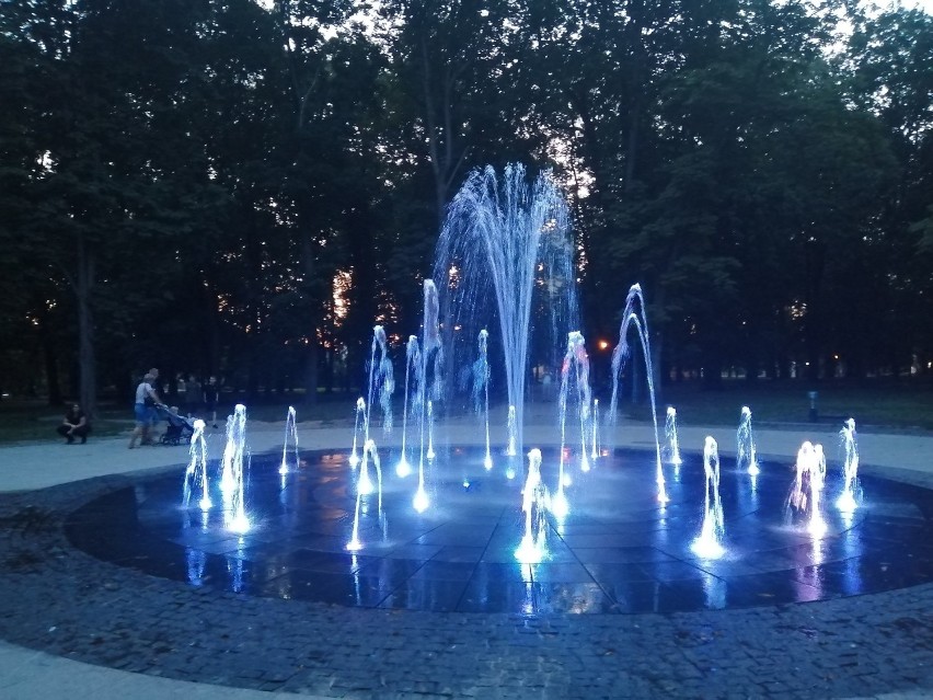 Kolorowe i tańczące  fontanny w Sandomierzu - nowa atrakcja dla mieszkańców i turystów (WIDEO, ZDJĘCIA) 