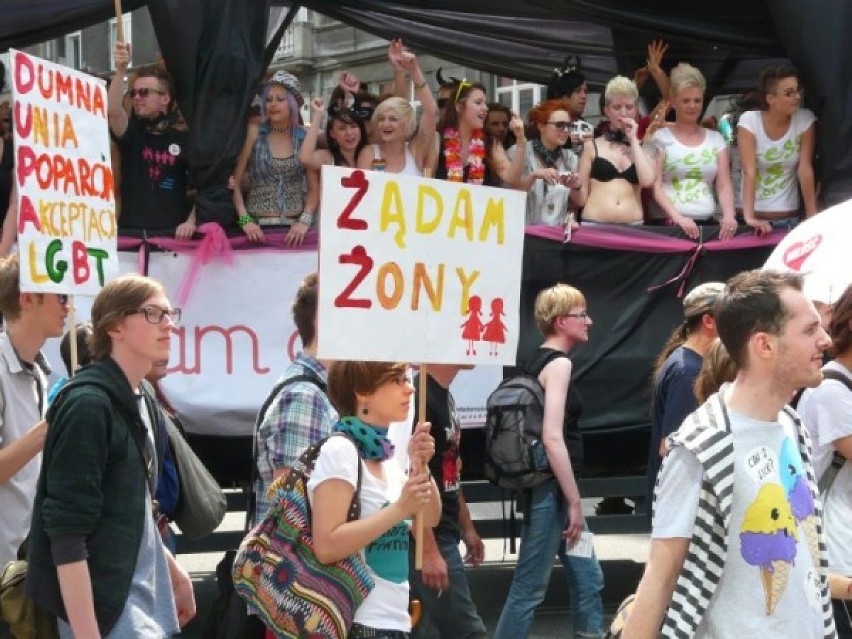 W sobotę kilka tysięcy osób przeszło ulicami Warszawy w...