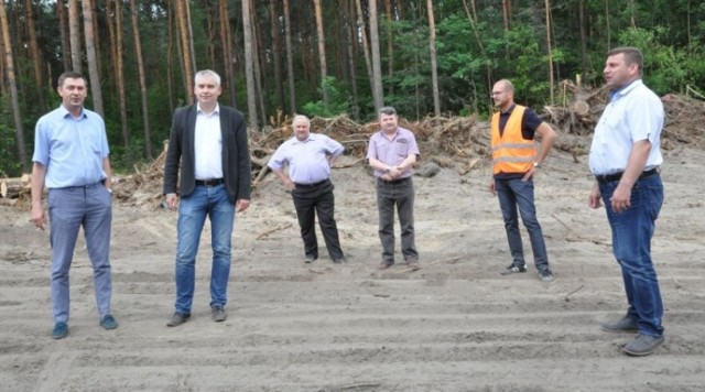 Od lewej: dyrektor Zarządu Dróg Powiatowych w Staszowie Rafał Suska, wicestarosta Tomasz Fąfara, członek Zarządu Powiatu w Staszowie Jerzy Chudy, kierownik projektu Maciej Grzeszczak, kierownik budowy Kajetan Żaba–Żabiński i starosta staszowski Michał Skotnicki.