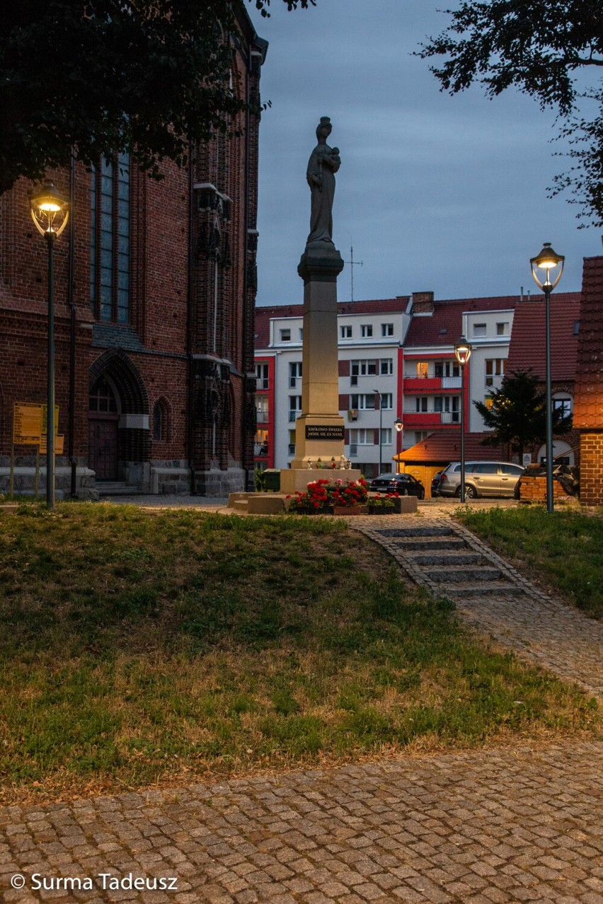 Na stargardzkiej starówce stanęło w tym tygodniu 13 nowych ledowych ulicznych lamp. ZDJĘCIA